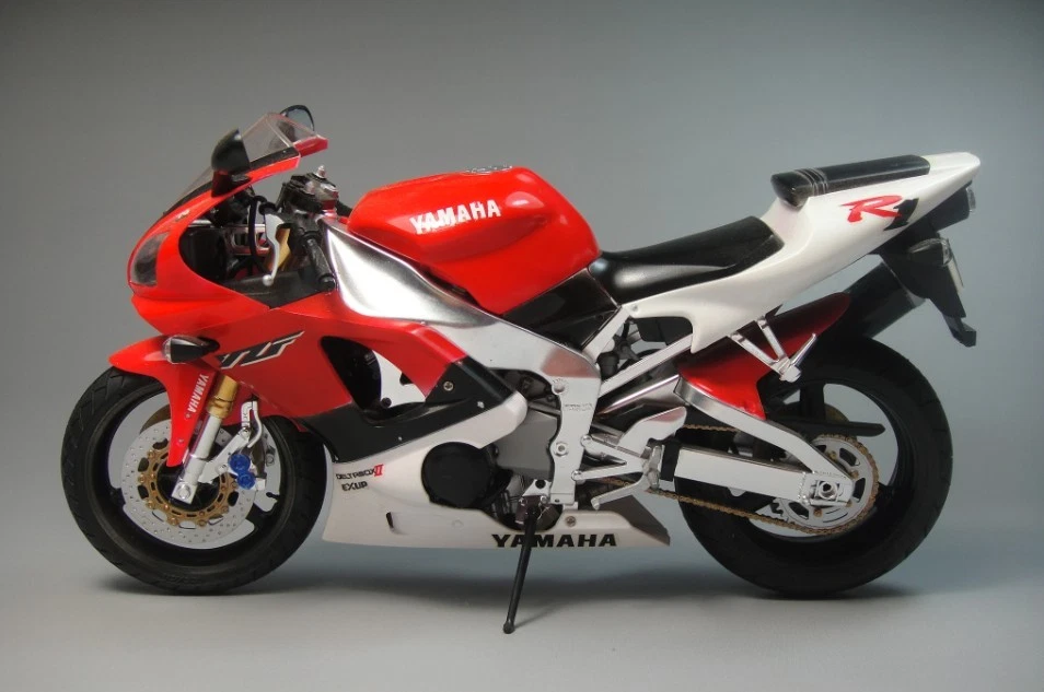 Maquette moto Yamaha R1 Tamiya 1/12 YZF 1000 R1 1998 miniature à monter 