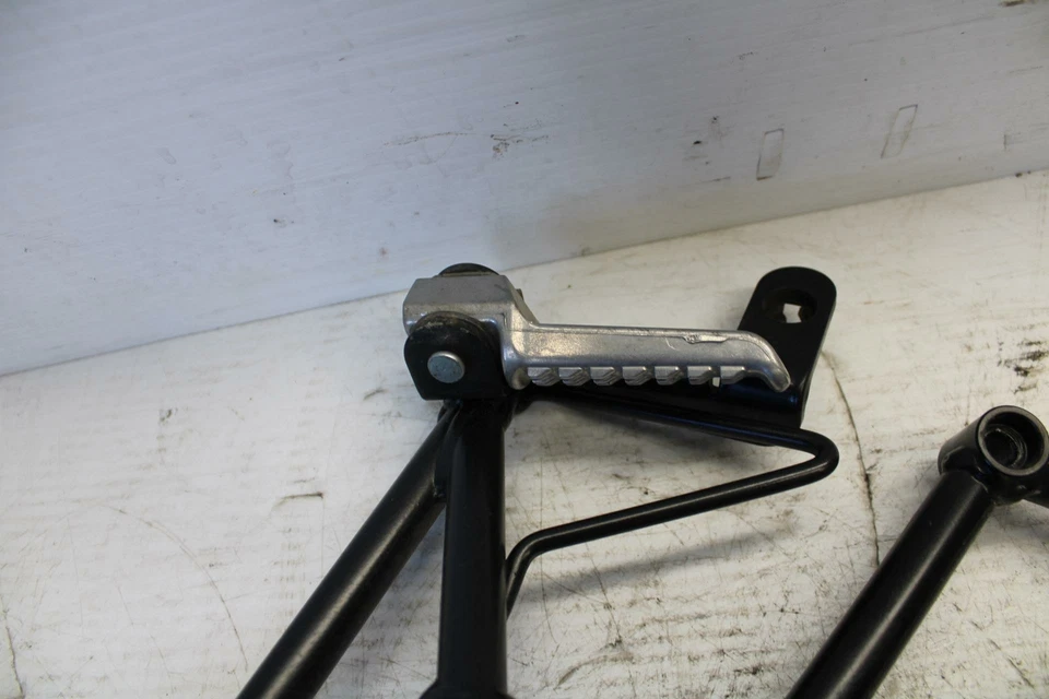 07-09 JUEGO DE CLAVIJAS DE PASAJERO TRASERO KAWASAKI VERSYS 650 PAR BB302 Foto 3 de 4