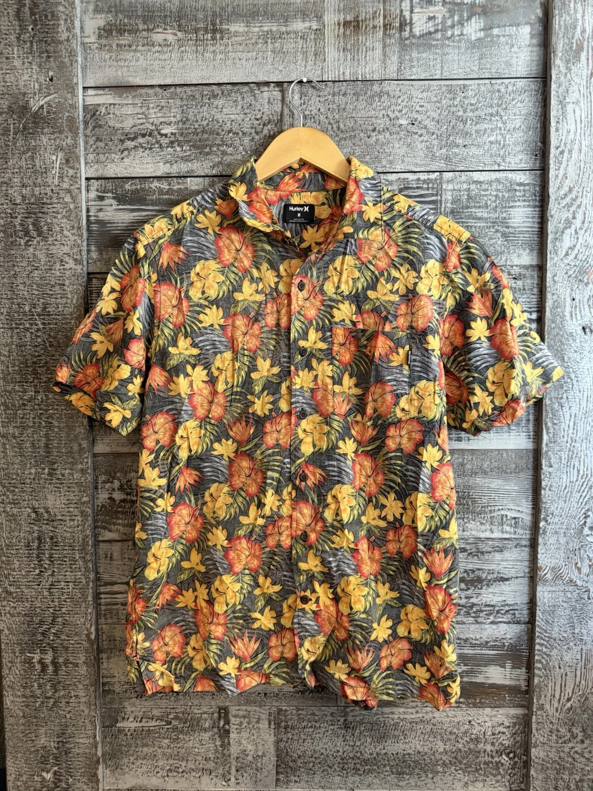 Hurley Button Up Collared Floral Shirt Men’s Size Medium Good Condition