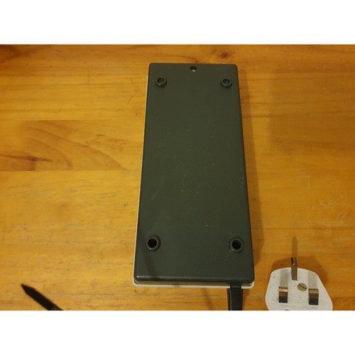Uniross KB-8 Battery Charger 9/2.4VDC 140mA NI-CD LED Indicator UK Wall Plug - Picture 6 of 7