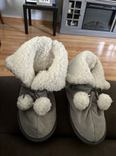 Cuddl Duds Bootie Slippers Size Medium Women's Pom Hard Bottom Gray White 7-8