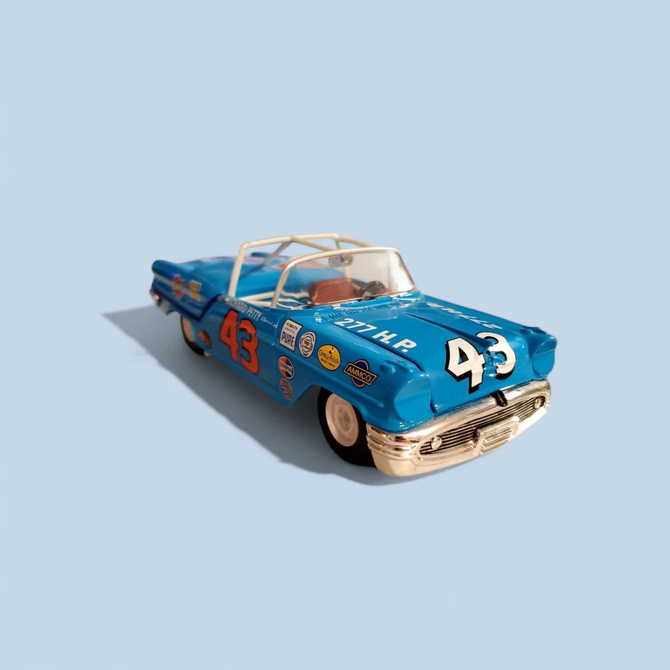 Coche diecast Richard Petty 1957 1/24 #43 Oldsmobile convertible NASCAR capó abierto Foto 2 de 4
