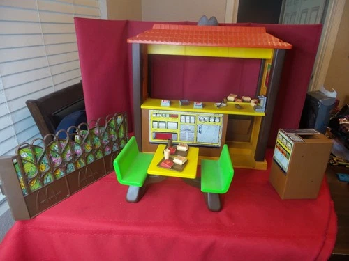 VINTAGE 1982 BARBIE LOVES MCDONALDS PLAY SET