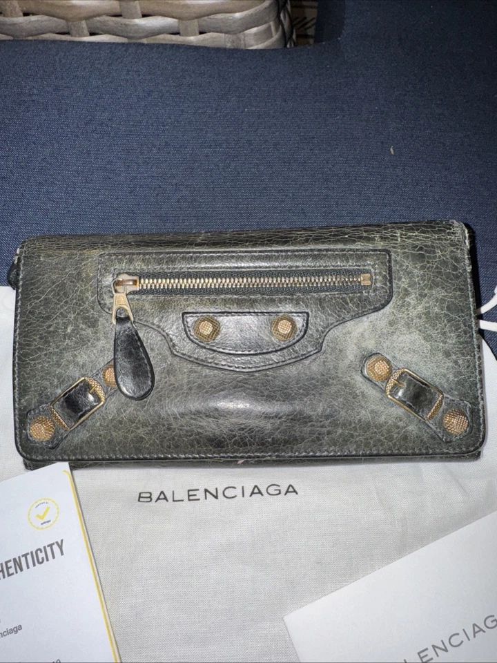 Auténtica billetera Balenciaga de piel de cordero verde oliva con cremallera alrededor Foto 3 de 4