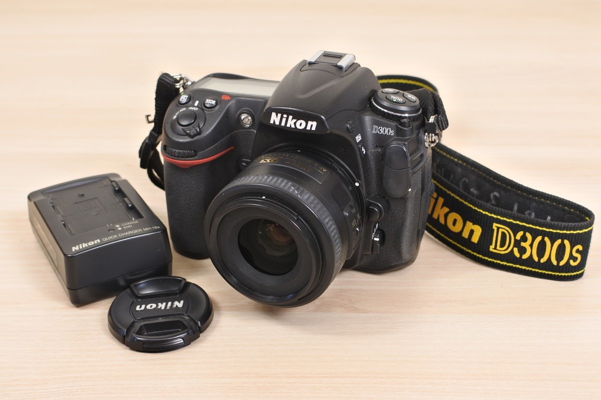 Nikon D300S fotocamera reflex digitale con obiettivo 35mm