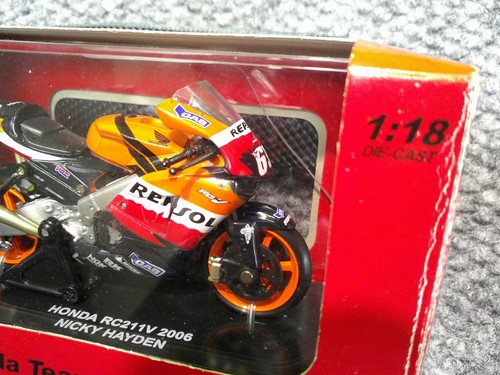 REPSOL HONDA TEAM RC211V New Ray Toys 1:18 scale motorcycle - Picture 2 of 7