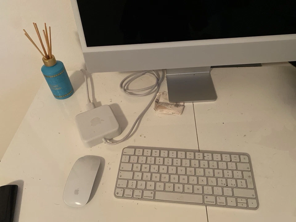 Apple iMac 24" (256GB SSD, M3, 8GB, GPU 10‑Core) Argento - MQRJ3T/A (Ottobre,... - Immagine 2 di 3