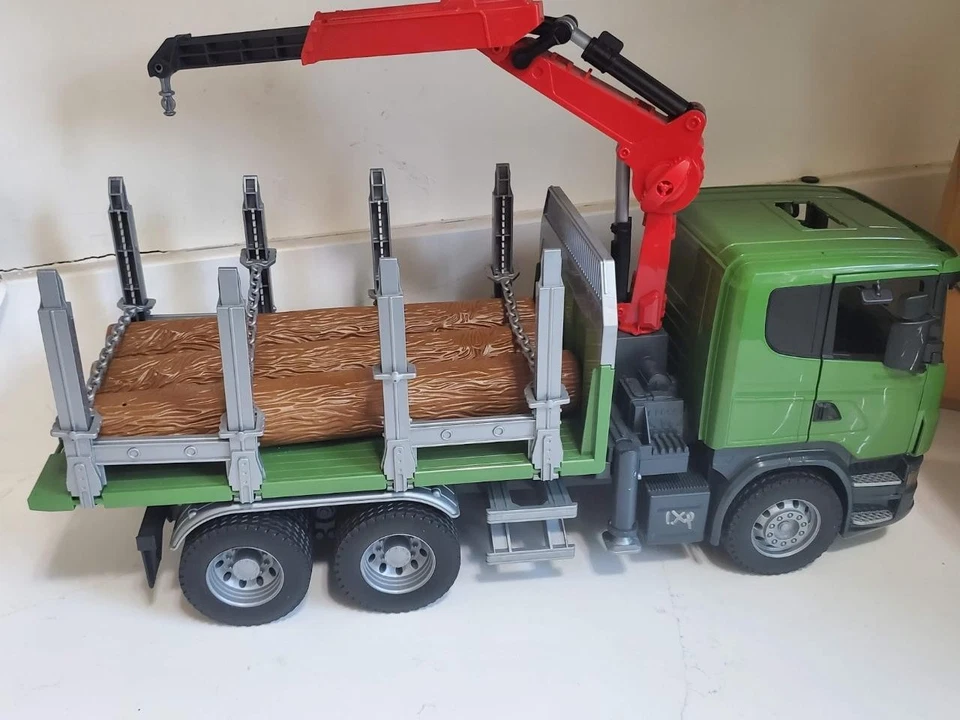 Camión de madera Bruder SCANIA con grúa de carga y 3 baúles Foto 2 de 4