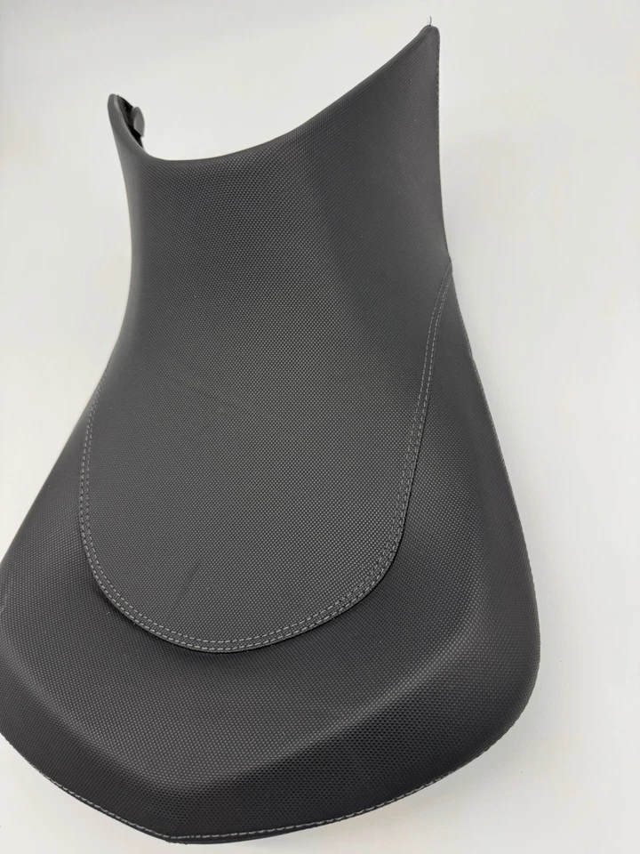 Asiento de stock bajo KTM 690 Duke (2013-2015) OEM #76007140000 Foto 2 de 4