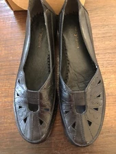 Easy Spirit Women's Leather Upper Slip-on Shoes New Size 9