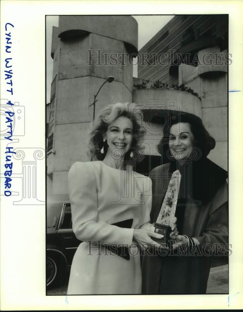1989 Press Photo Patty Hubbard, VP Lynn Wyatt Display the Crystal Alley Award