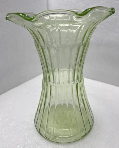 Vintage Uranium 8" Vase Vaseline 30s Depression Era - Picture 3 of 8