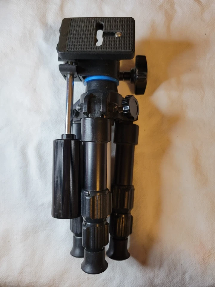 Vivitar 90 Table Top 15" Tripod for Camera with swivel and rocker camera base - Image 4 of 4