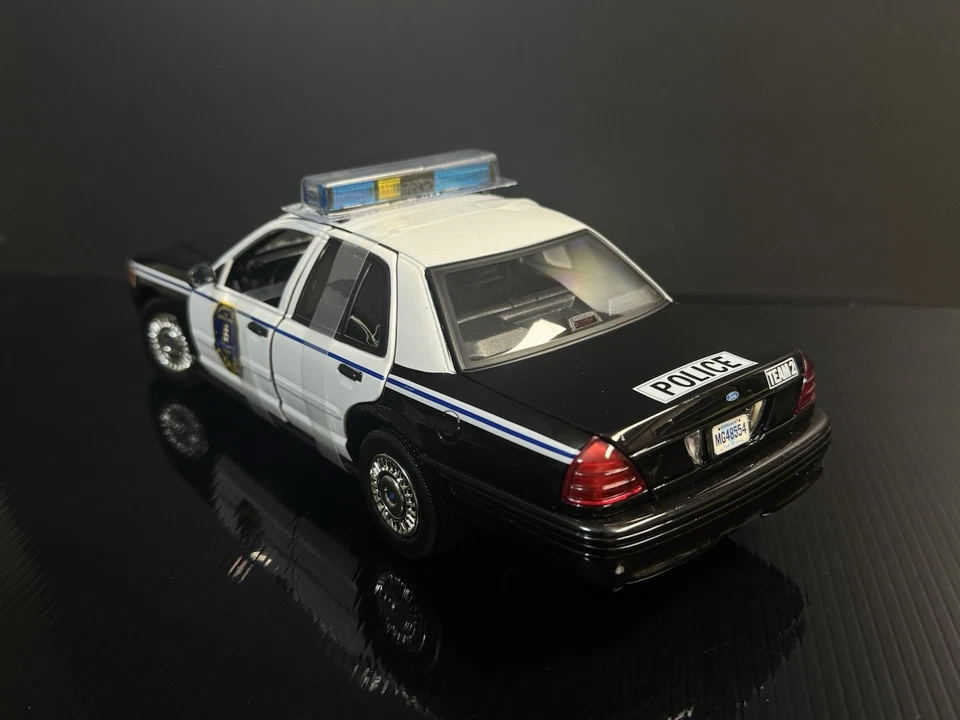 2002 Ford Crown Victoria LX Charleston South Carolina Police Department 1/18 - Image 2 of 4