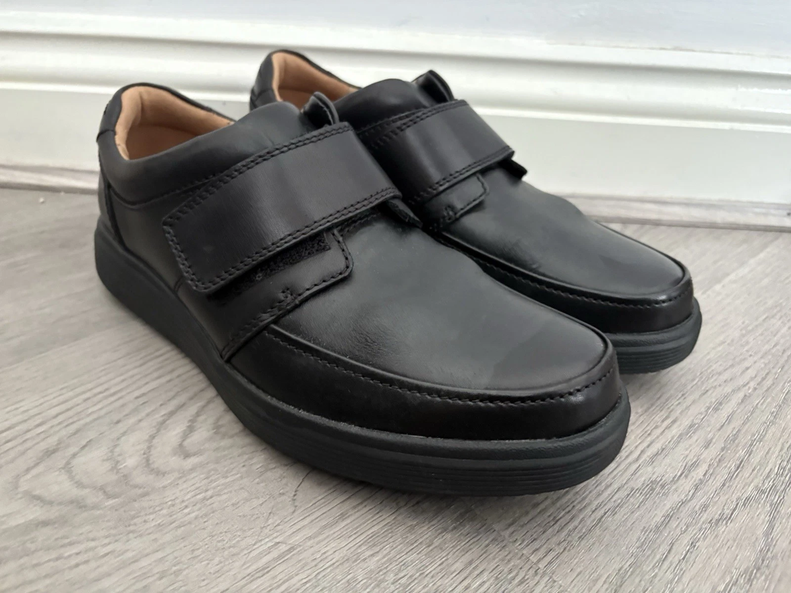 Scarpe mocassino Clarks Un Abode Strap da uomo in pelle nera taglia UK 9 5 G ottime condizioni