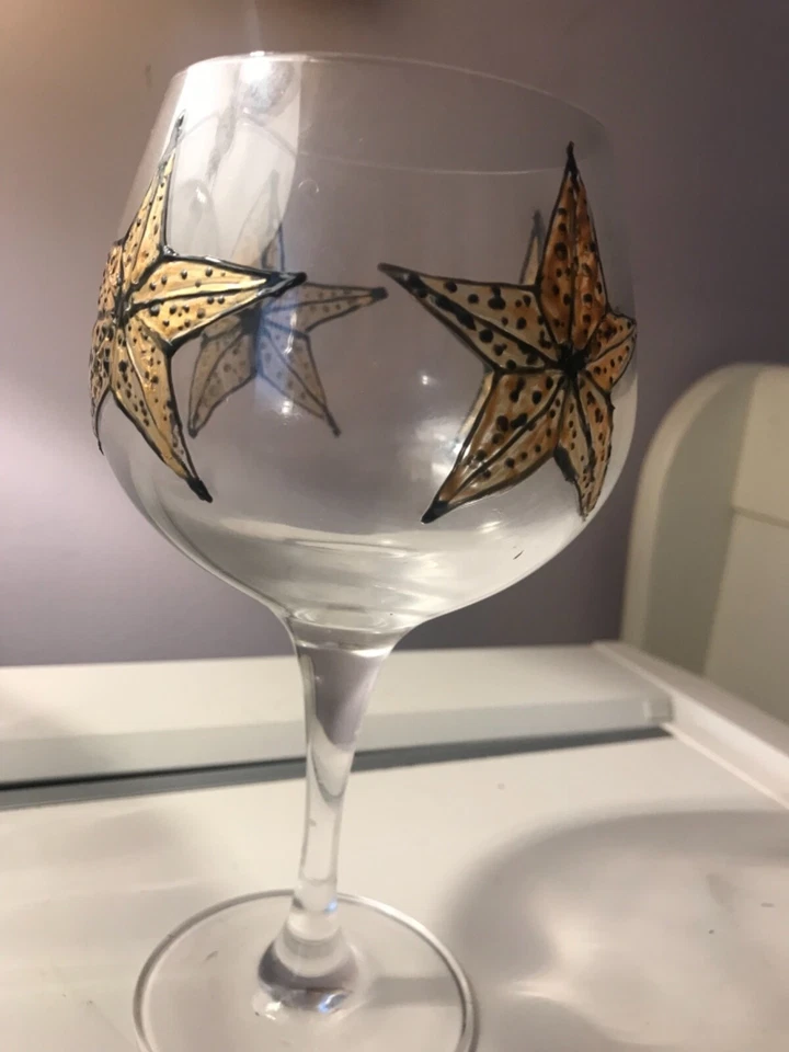 Hand painted black and gold star gin glass. Dishwasher  safe  - Image 4 of 4