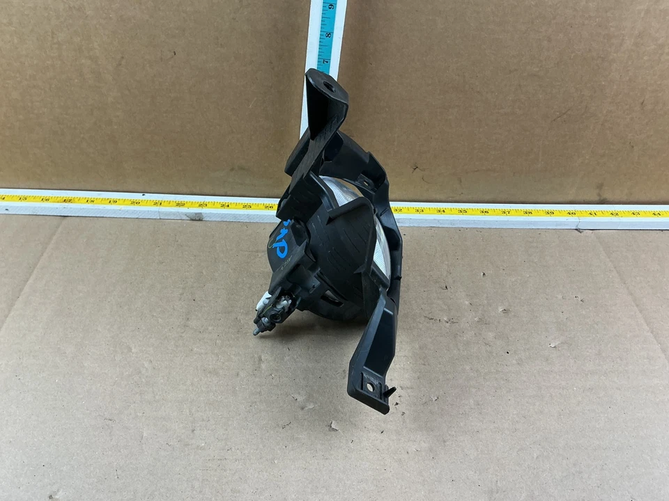 2013-2015 丰田 Rav4 左驾驶员侧雾灯带支架 812200R020 原始设备制造商 — 第 2/4 张图片