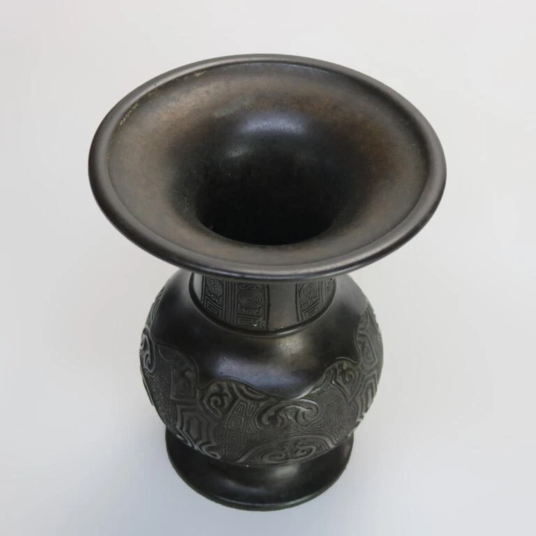 Dos jarrones antiguos japoneses de bronce de forma clásica C1910 Foto 4 de 4