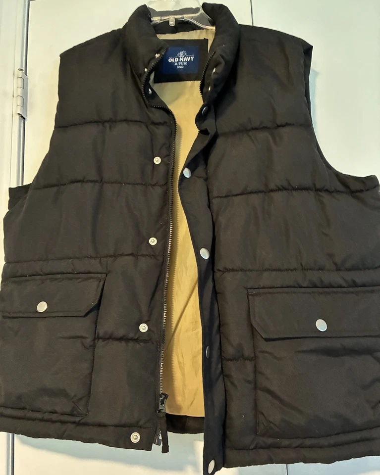 Old Navy Puffer Vest Mens Size XL Black Snap Zip Excellent Condition  - Image 4 of 4