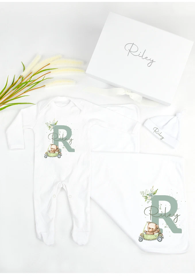 ALLABOUTTHEBUMP Kleiner Bär grüne Initiale personalisiert neu Baby Mädchen Junge Kleidung Geschenkset