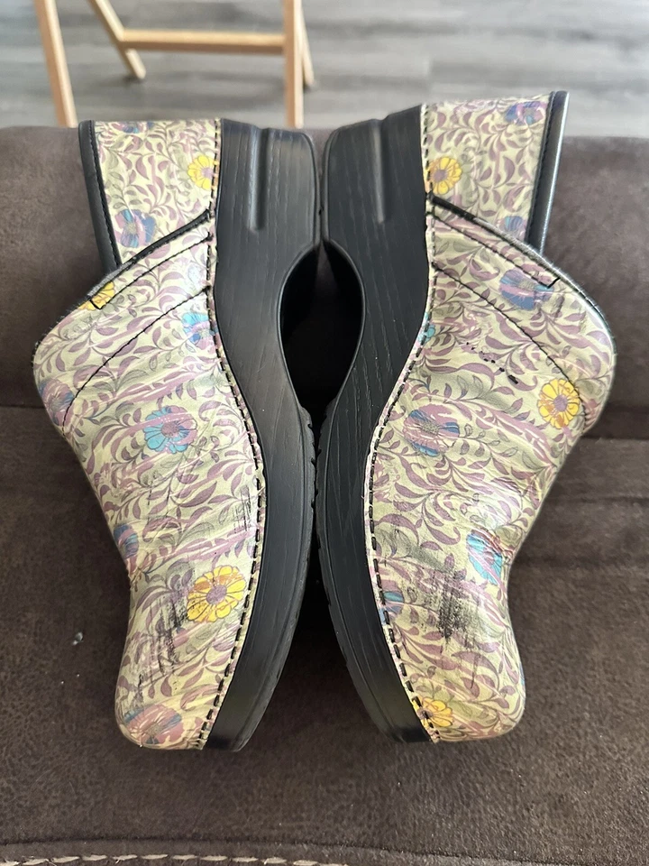 Zueco Profesional Dansko Talla 40 ¡Buen Estado Usado! Bronceado con limpieza floral Maycleanup Foto 2 de 3