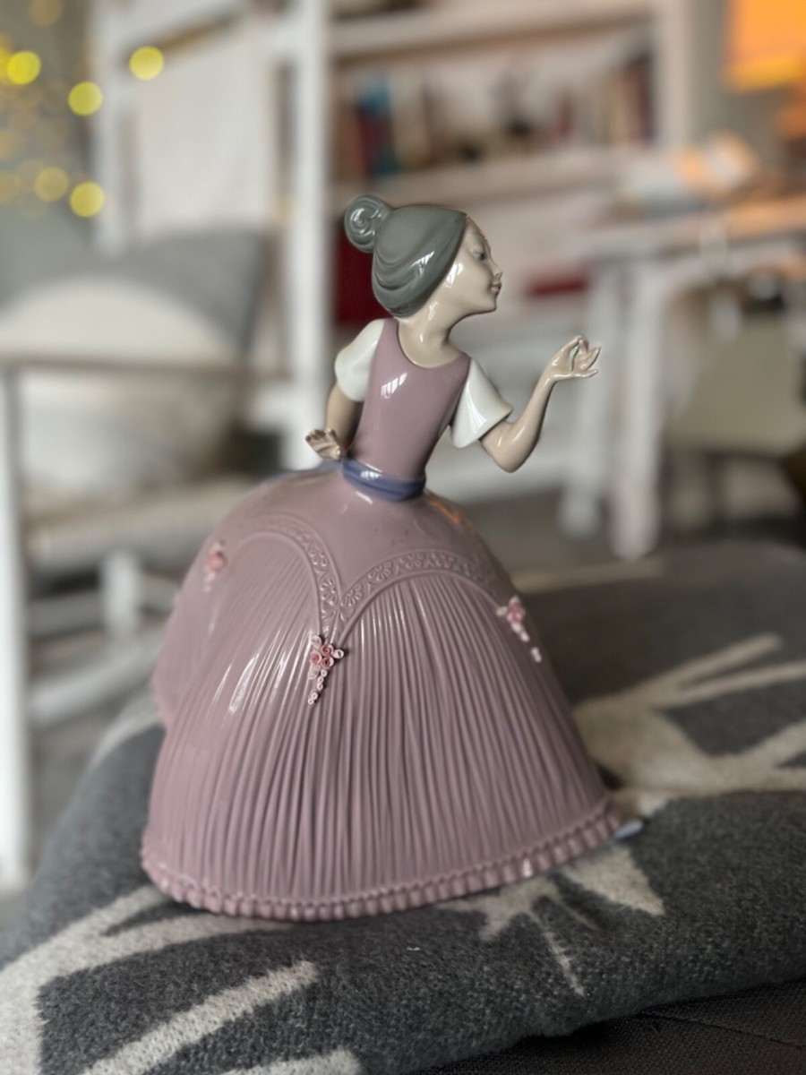 Lladro Retired figurine lGirl in Pink Dress with Flowers”. Daisa