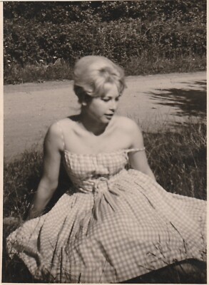 Vintage Foto Hübsche Frau im Sommerkleid German Woman blond 50er Jahre