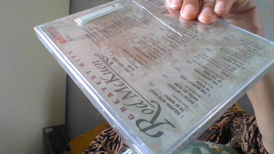 Greatest Hits WITHOUT A WORRY IN THE WORLD CD New & Sealed - Imagem 3 de 3