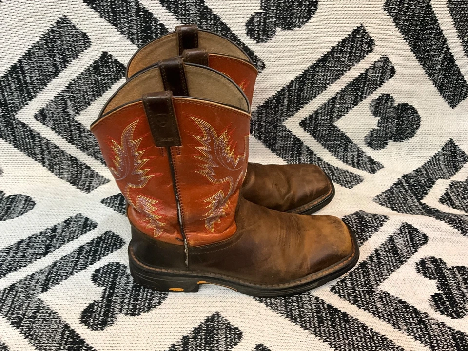 ARIAT DARK BROWN LEATHER COWGIRL BOOTS. SIZE 5 - Image 3 of 4