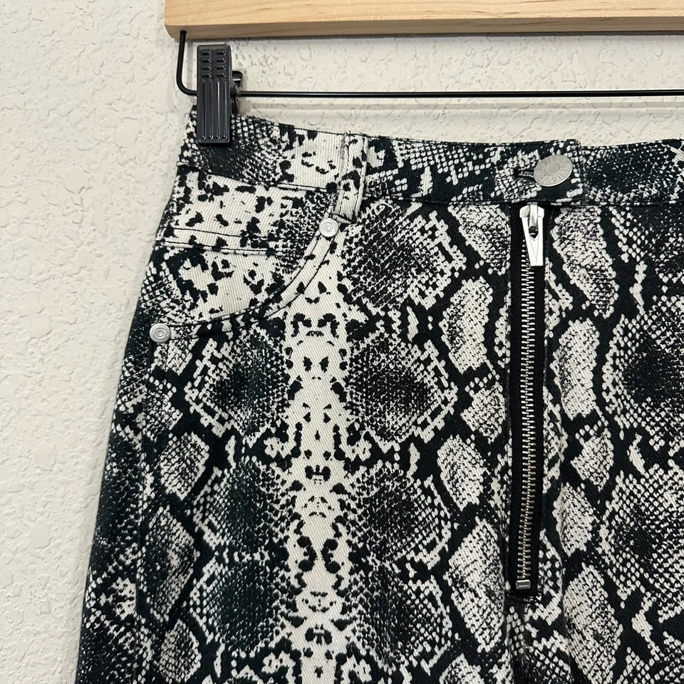 Calça bootcut feminina VEDA 5 bolsos tamanho 2 preta branca estampa de cobra retrô moda Y2K - Imagem 3 de 4