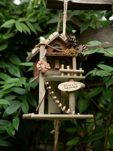 Welcome To Our Neck Of The Woods Wooden Tree House Bird Feeder Garden Decor - Picture 1 of 4