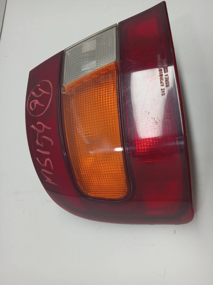 1992-1993 HYUNDAI ELANTRA LANTERNA TRASEIRA MONTADA NO PAINEL QTR LADO ESQUERDO FABRICANTE DE EQUIPAMENTO ORIGINAL, 166-58584 - Imagem 2 de 4