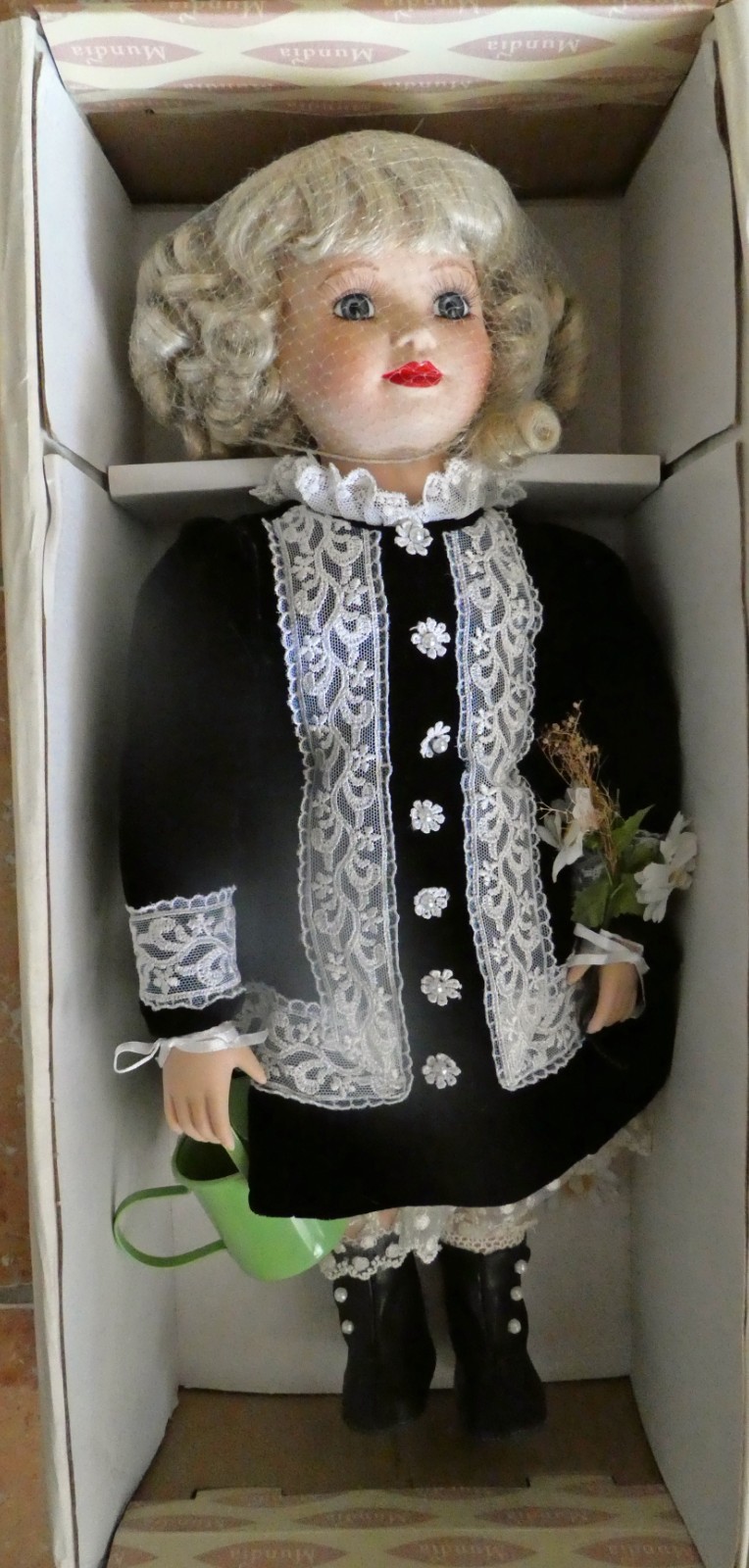 Poupée MUNDIA ANNE de collection en porcelaine avec boîte neuve