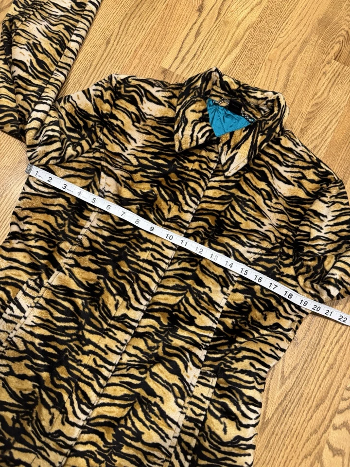 Abrigo a presión Guess de piel sintética con estampado de tigre para mujer talla grande forro acolchado verde azulado de colección Foto 4 de 4