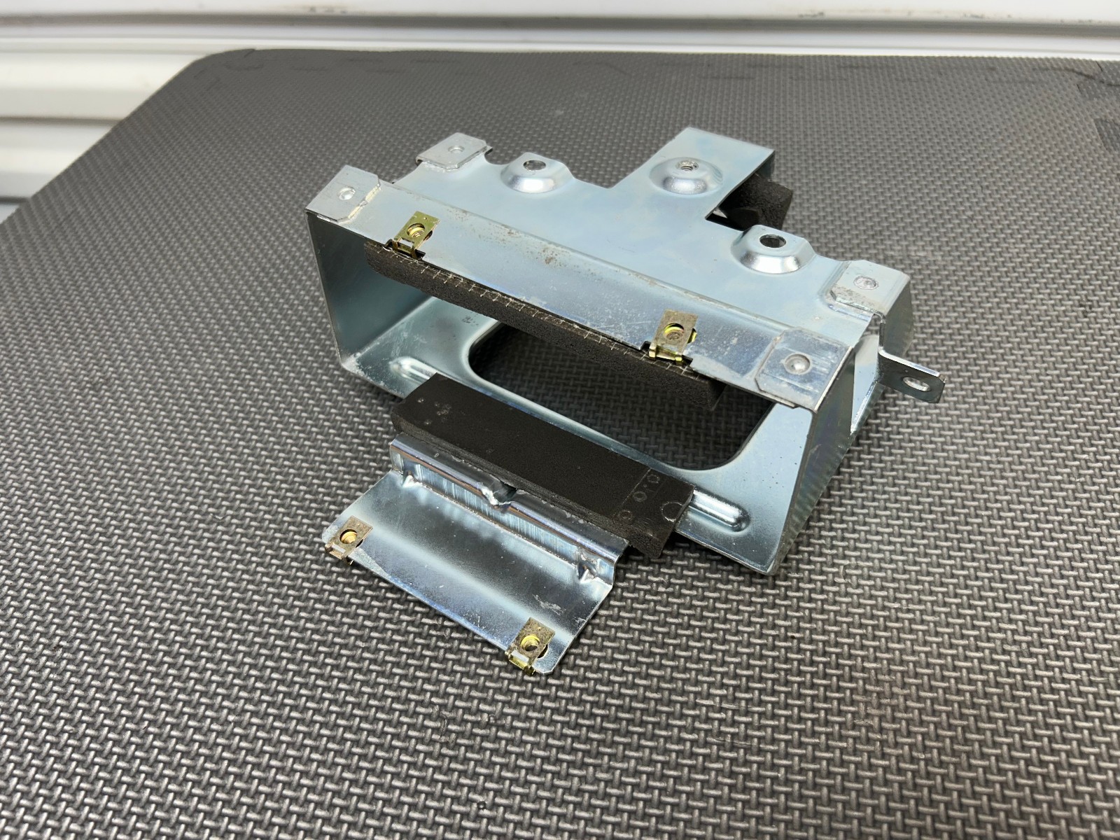 05-11 Maserati Quattroporte CD Changer Support Bracket / Carrier 67489600