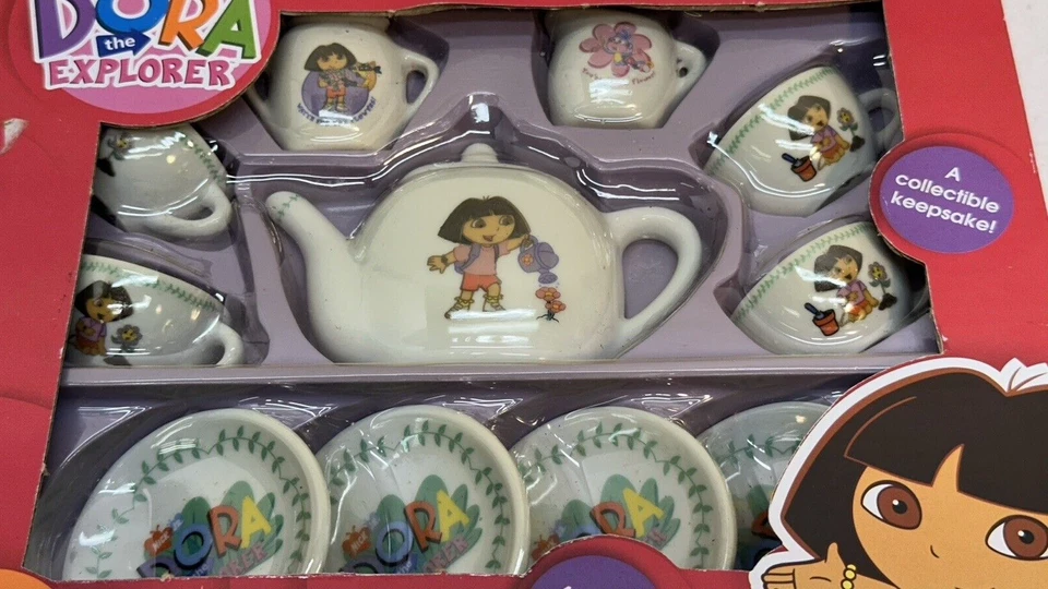 Juego de té de 13 piezas de recuerdo de porcelana Dora The Explorer 4 lugares - sellado Foto 2 de 4