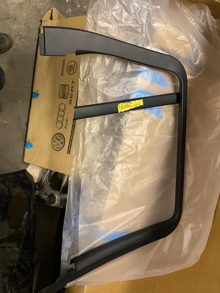 BMW GENUINE COVER, WINDOW FRAME, DOOR, REAR LEFT BASIS 51357410295 