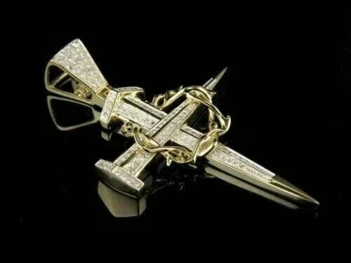 Colgante de cruz de uñas redondo de diamantes creado en laboratorio de 2 quilates enchapado en oro amarillo de 14 quilates Foto 2 de 4