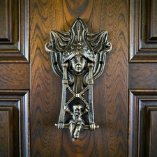 Llamador de puerta de hierro fundido Art Nouveau - Máscara femenina vintage y querubín en columpio