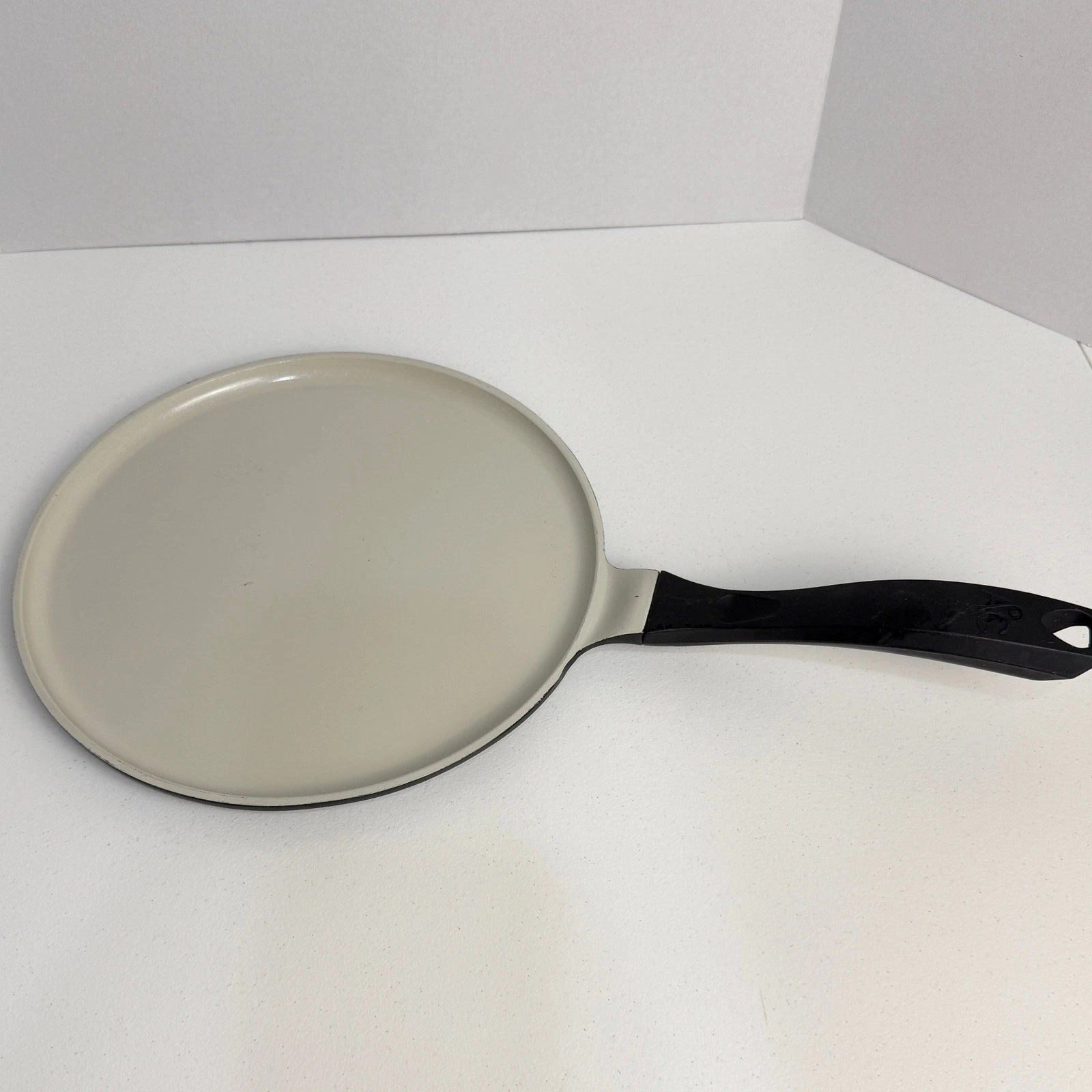 Art & Cuisine Crepe Pan Griddle 11 Inch Cream Black Non Stick Induction Base
Opens in a new window o
