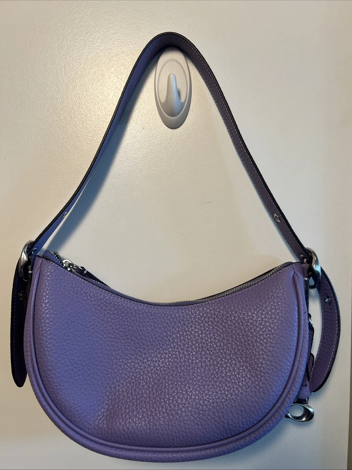 Coach Borsa a tracolla Luna in pelle di ciottoli mezzaluna viola chiaro ferramenta argento