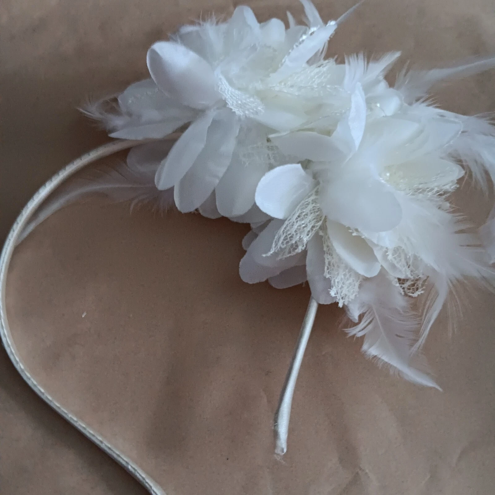 OFF WHITE Nuovo 2x Copricapo crema pallido bianco sporco 1x stile a fascia 1x Fasinator