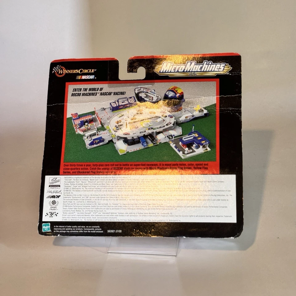 Micro máquinas Winner's Circle 1999 serie bandera a cuadros Dale Earnhardt SR & JR Foto 2 de 2