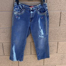 Cosmopolitan Jean Capris Womens 10 Blue Mid Rise Embroidered Floral Pattern