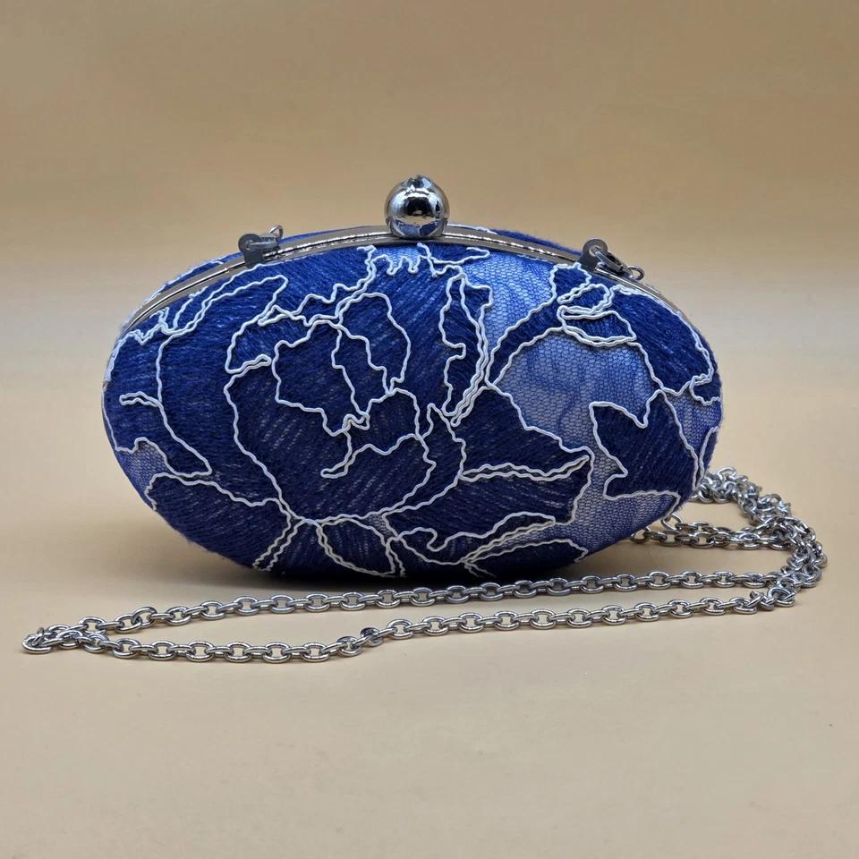 Cartera sin asas TADASHI SHOJI de encaje azul con cadena estrás Foto 4 de 4