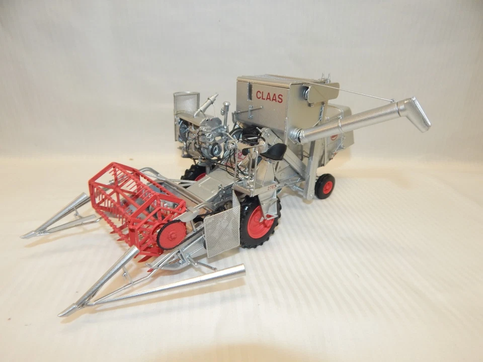 UNIVERSAL HOBBIES CLAAS EUROPA COMBINE 246 220.0 DEALER ISSUE MIB 1:32 SCARCE - Image 4 of 4