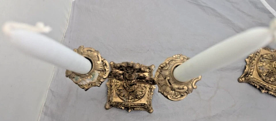 2) Par de candelabros/candelabros estilo Luis XVI bronce dorado/latón 2 brazos ornamentados Foto 4 de 4