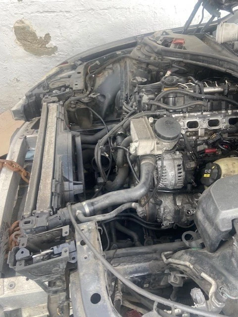 Conjunto de cubierta de cadena de distribución usado para BMW 320i 2014 motor 2,0 L Foto 2 de 4