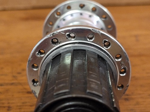 Shimano XTR M910 Rear Hub 32 Spokes - Picture 4 of 7