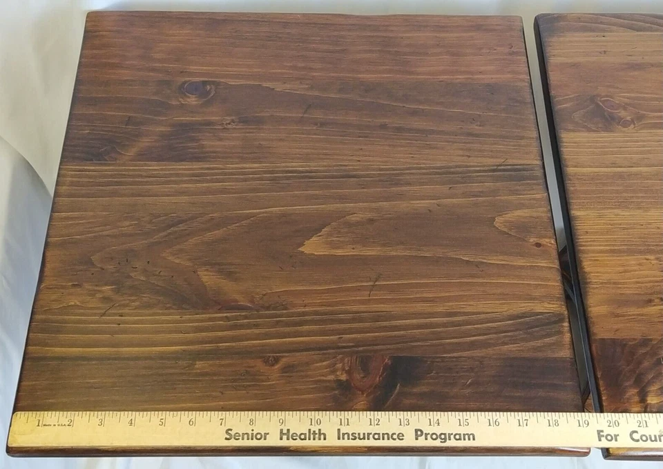 Par de mesas auxiliares Ethan Allen Old Tavern pedestal cuadrado de pino envejecido 12-8054 Foto 3 de 4